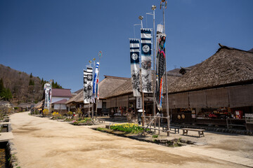 空晴れ渡る春の大内宿と鯉のぼり　福島県下郷町