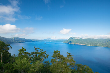 Fototapeta premium 美幌峠から眺める日本最大のカルデラ湖 屈斜路湖と中島のパノラマ風景