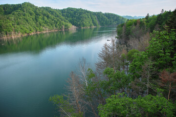初夏の桂沢湖、深緑に囲まれた静寂 / Katsurazawa Lake in Early Summer, Serenity Surrounded by Deep Green