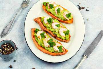 Grilled and stuffed sweet potatoes with prawns.