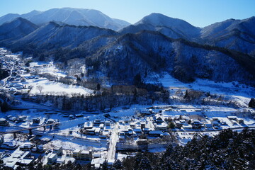 雪の中の集落 © ogawaay