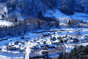 雪の中の集落