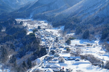 雪の中の集落
