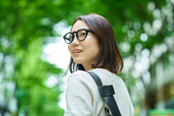 街角で振り返る女性
