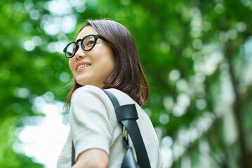 街角で振り返る女性