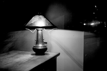 暗闇に浮かぶ古めかしいランプの写真