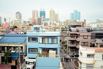 高台から見下ろす都会の街並みと建設中のビル