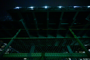 夜の鉄骨とフェンス　心象風景