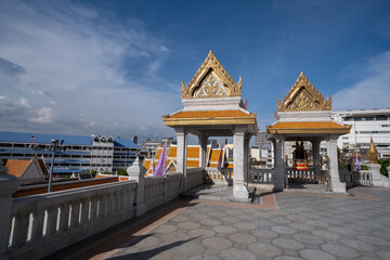Wat Trai Mit Witthayaram Worawihan, is a Theravada Buddhist temple locate on the Chinatown area, the temple is best known for the golden Buddha statue enshrined there
