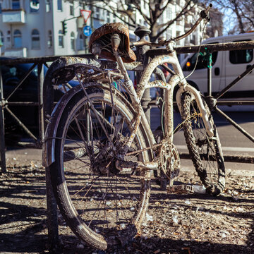 V&eacute;lo de ville abandonn&eacute;e, sali par des d&eacute;jections de pigeon