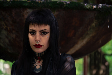 Ritratto fotografico modella donna stile nuovo gotico