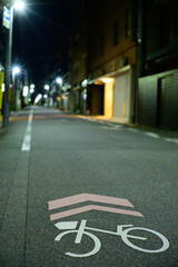 郊外の道路標識と街灯の光芒