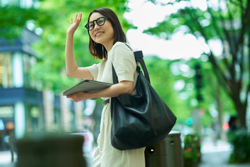 街角で手を振る女性
