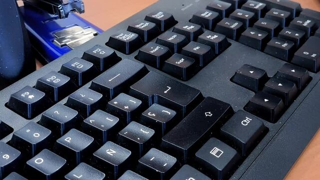 Tecla enter intro aceptar confirmar con dedo firme 