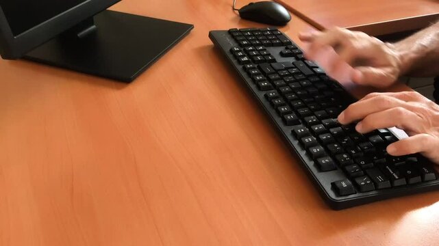 Trabaj&oacute; en la oficina hasta tarde horas no contadas horas extras