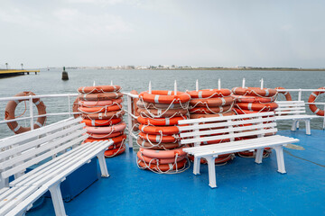 Salvavidas en un barco en el rio Guadiana