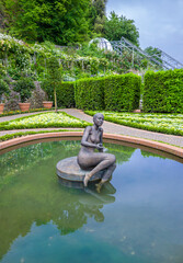 Teich, Brunnen mit einer Frauenskulptur aus Bronze, Gärten von Schloss Trauttmansdorff, Meran, Südtirol, Italien, Europa