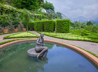 Teich, Brunnen mit einer Frauenskulptur aus Bronze, Gärten von Schloss Trauttmansdorff, Meran, Südtirol, Italien, Europa