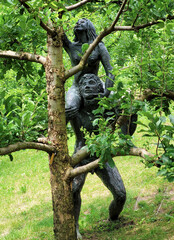Bronzefiguren Adam und Eva an einem Apfelbaum, Gärten von Schloss Trauttmansdorff, Meran, Südtirol, Italien, Europa