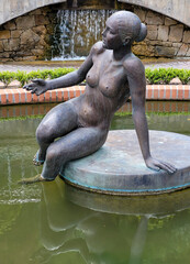 Teich, Brunnen mit einer Frauenskulptur aus Bronze, Gärten von Schloss Trauttmansdorff, Meran, Südtirol, Italien, Europa