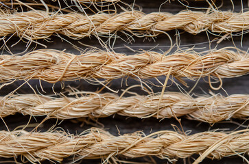 Textur Schnur aus Kokosfasern klein vor Holzbrett Makro