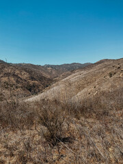 Dry Hills and Mountain Landscape in Corral Canyon Park, Malibu California — Arid Southern California Nature Scene with Blue Sky, Rugged Terrain, and Dry Brush in Coastal Mountain Range