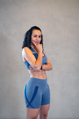 Mulher fitness pensativa 