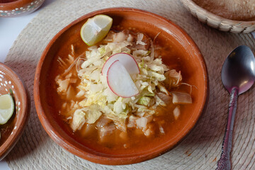 Plato de pozole tradicional mexicano