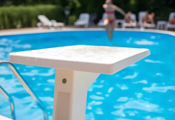 Trampolino a fuoco sopra piscina estiva – Profondità di campo ridotta