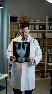 M&eacute;decin analysant une radiographie