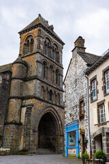 Obraz premium Façade and bell tower of Saint-Matthieu Church from Place Géraud in the village of Salers
