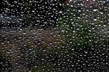 Regentropfen an einer Fensterscheibe