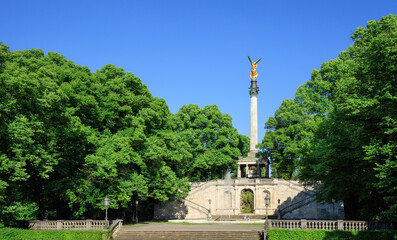 Nike Siegesgöttin Skulptur als Friedensdenkmal mit Friedensengel ist Wahrzeichen,  Denkmal und...