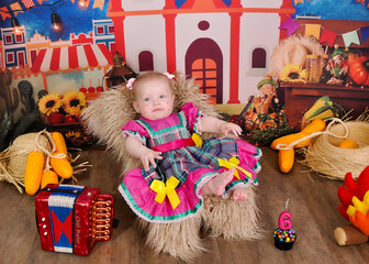 bebe menina vestida para festa junina arraiá 
