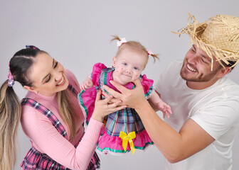 pai e mãe com filha vestidos para festa junina 