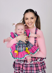 Mãe e filha vestidas para festa junina arraiá 