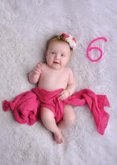 bebe menina completa 6 meses 