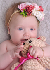 bebe menina completa 6 meses 