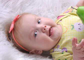 bebe menina completa 6 meses 