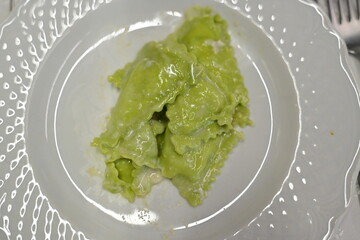 Agnolotti con basilico e crema di gorgonzola. Primo piatto italiano