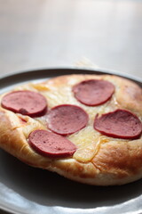 mini bread pizza with ham and cheese