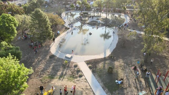 Laguna y plaza