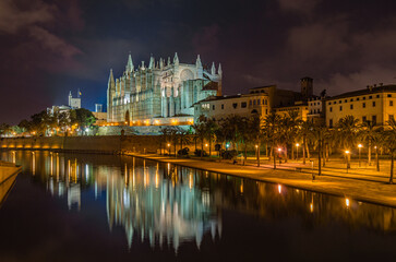 Obraz premium Night view of the Cathedral of Santa Maria of Palma, Mallorca, Balearic Islands, Spain