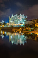 Obraz premium Night view of the Cathedral of Santa Maria of Palma, Mallorca, Balearic Islands, Spain