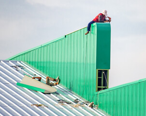A worker fell while working on the roof of the hall