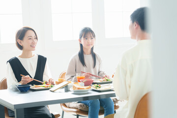 朝の食卓イメージ_3人家族