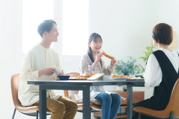 朝の食卓イメージ_3人家族