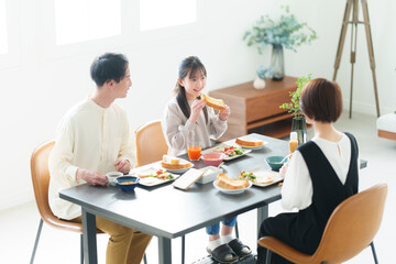 朝の食卓イメージ_3人家族