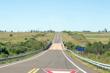 Puente en medio de la carretera