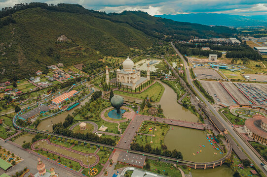 Vista a&eacute;rea del municipio de Brice&ntilde;o, donde se localizan parques y atracciones tur&iacute;sticas